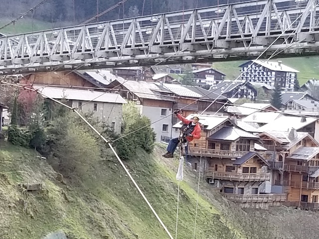 descent of the cordist along the bracing