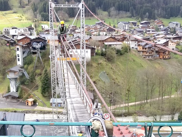 Cordist securing mrt test of suspension rope