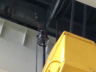 machine U58 pendue au treuil du pont roulant